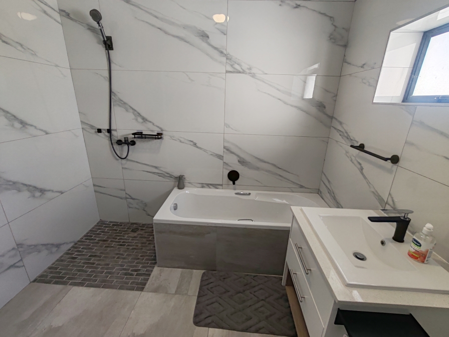 To Let 4 Bedroom Property for Rent in Hoogland Western Cape